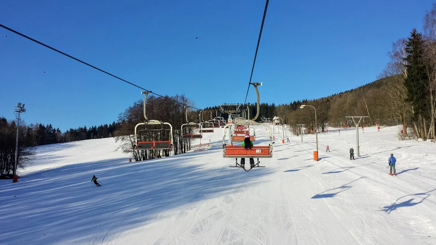 Čtyřsedačková lanovka na SKI Bubákově za slunečného dne